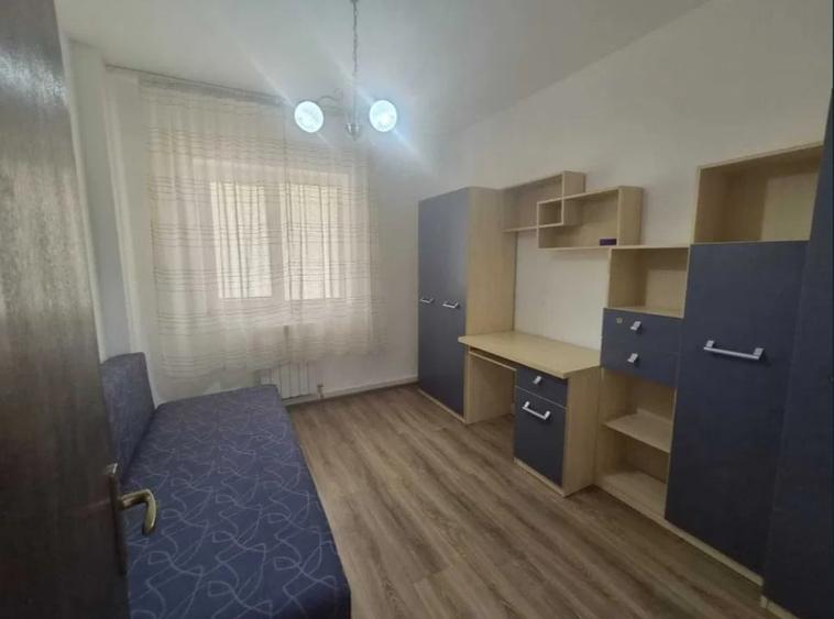 Apartament cu 3 camere semidecomandat în Tătărași