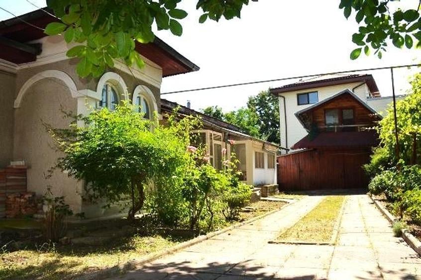 Casă individuală cu 6 camere cu Teren 800 Mp în Central