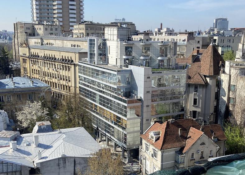 Birou, de 5,185 mp, în Universitate