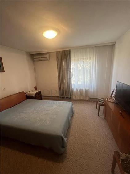 Casă individuală cu 8 camere cu Canalizare în Lipovei