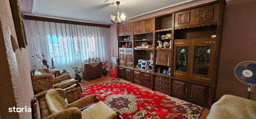 Apartament cu 3 camere decomandat în Sud