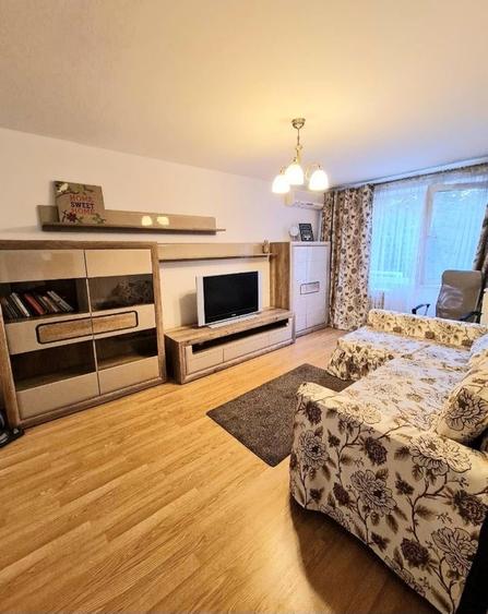 Apartament cu 3 camere semidecomandat în Lacul Tei