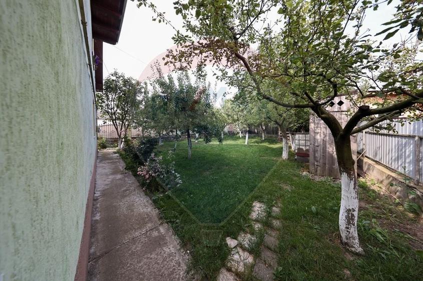 Casă individuală cu 8 camere cu Teren 720 Mp în Central