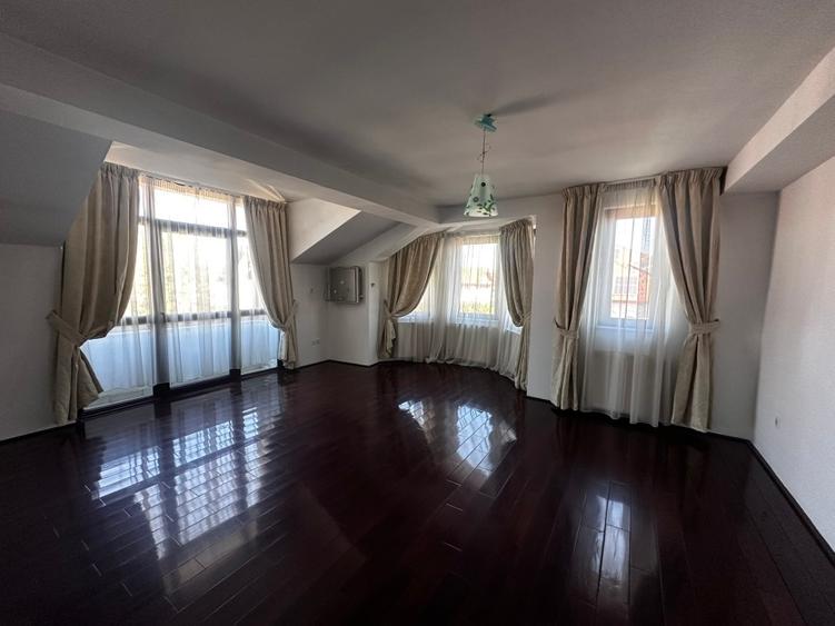 Casă individuală cu 5 camere cu Teren 100 Mp în Central
