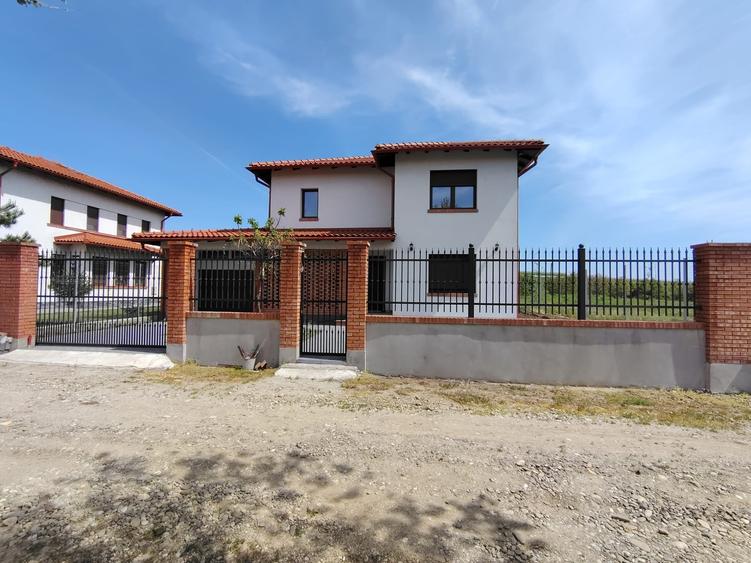 Casă individuală cu 5 camere cu Garaj în Afumați