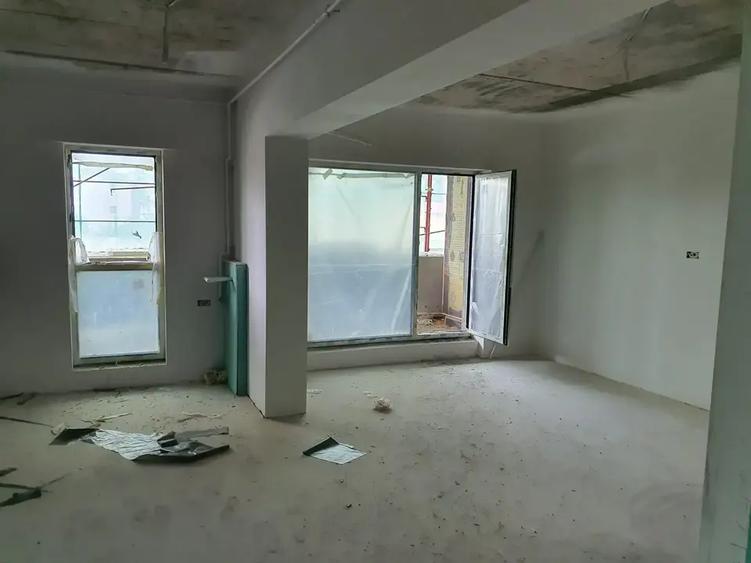 Apartament cu 5 camere semidecomandat în Titan