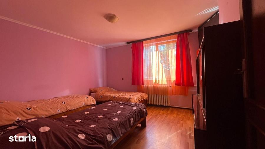 Casă cu 8 camere cu Teren 370 Mp în Central