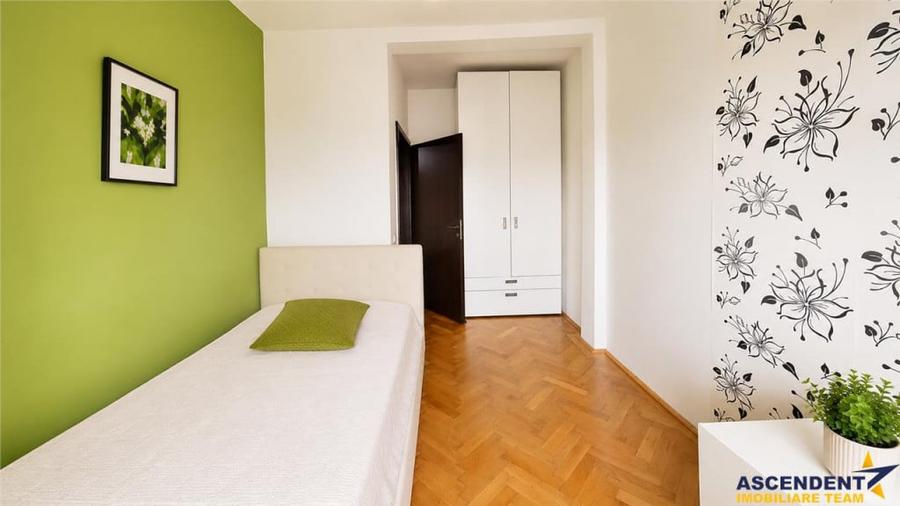 Apartament cu 3 camere semidecomandat în Centrul Civic