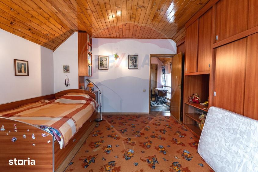 Casă cu 4 camere cu Teren 1673 Mp în Central
