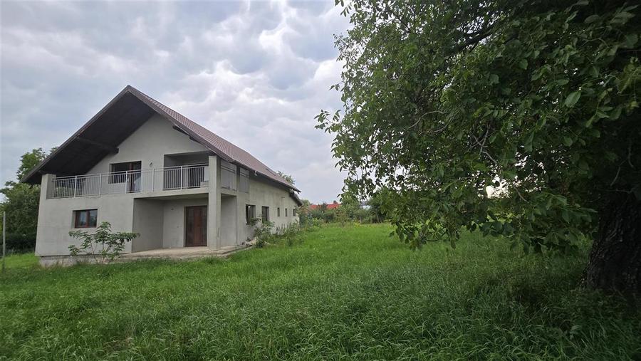 Casă cu 5 camere cu Teren 1483 Mp în Mitocu Dragomirnei