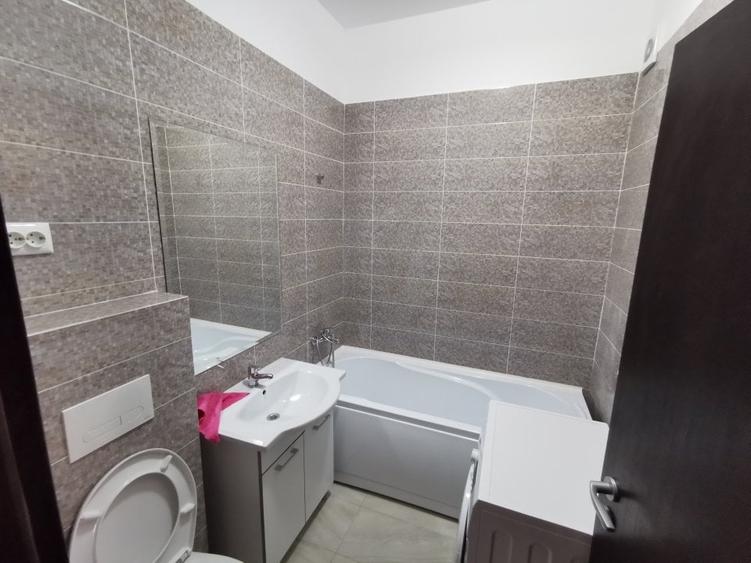 Apartament cu 3 camere semidecomandat în Păcurari