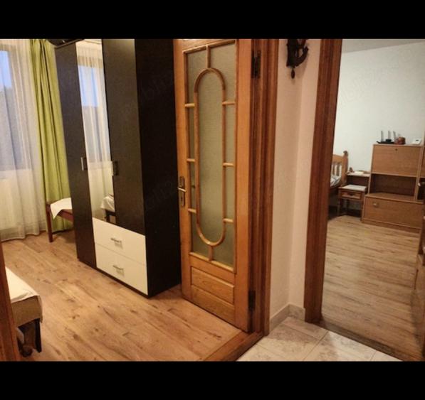 Apartament cu 3 camere decomandat, mobilat în Central