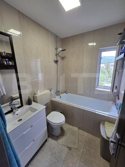 Apartament cu 3 camere decomandat, mobilat în Est