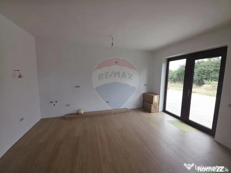 Casă cu 4 camere cu Teren 6110 Mp în Girov