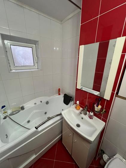 Apartament cu 3 camere decomandat în Craiovița Nouă