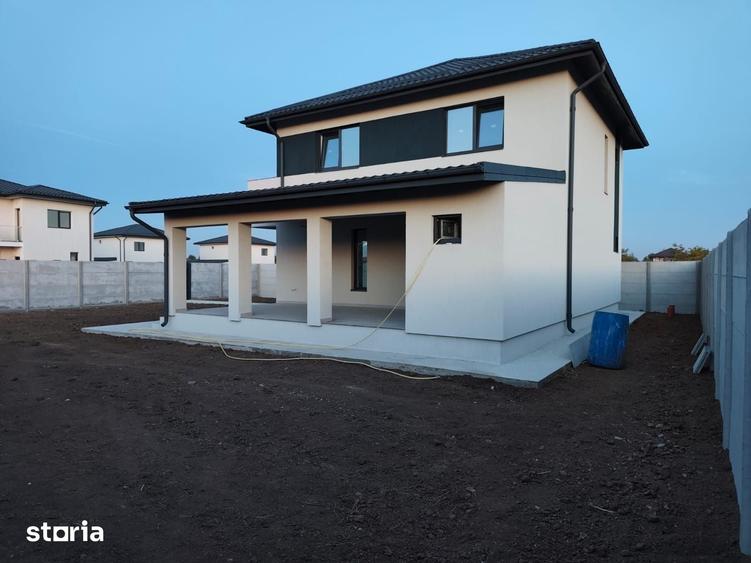 Casă cu 4 camere cu Teren 484 Mp în Joița