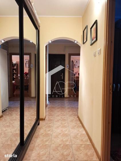 Apartament cu 3 camere decomandat în Mihai Bravu