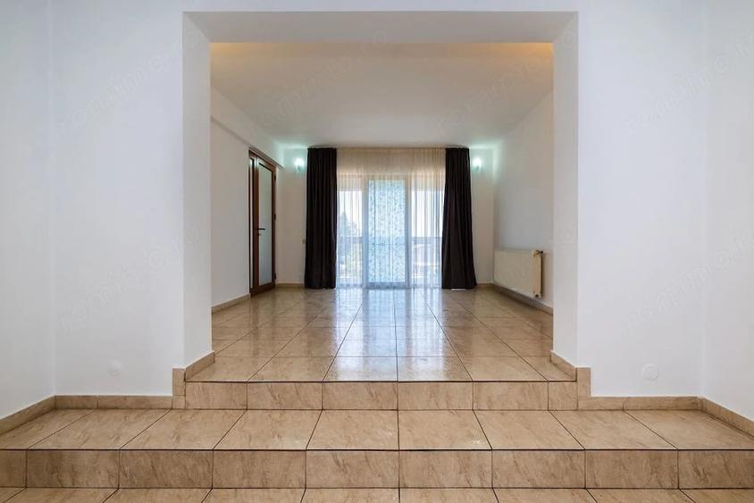 Casă cu Teren 936 Mp în Vest