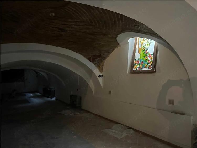 Spațiu comercial, de 380 mp, în P-ța Unirii