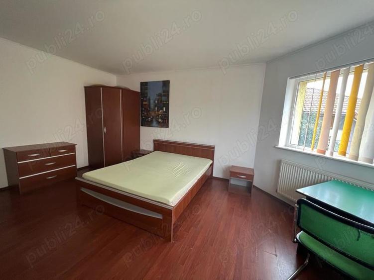 Casă cu 6 camere cu Teren 200 Mp în Intim