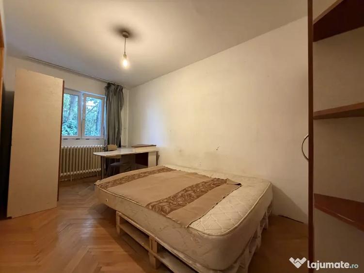 Apartament cu 3 camere semidecomandat în Dacia