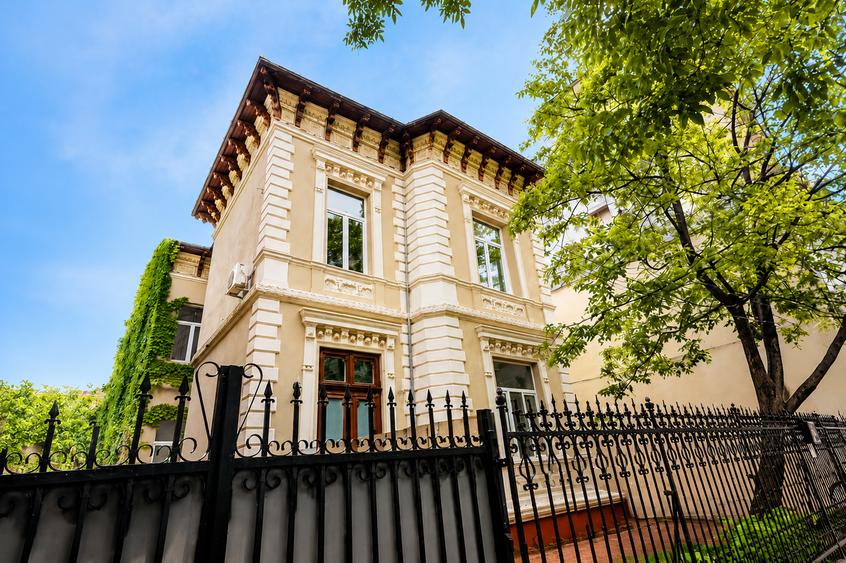 Casă cu 15 camere cu Canalizare în P-ța Romană