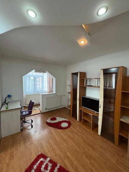 Apartament cu 3 camere decomandat în Exterior Vest