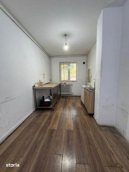 Apartament cu 4 camere semidecomandat în Berceni