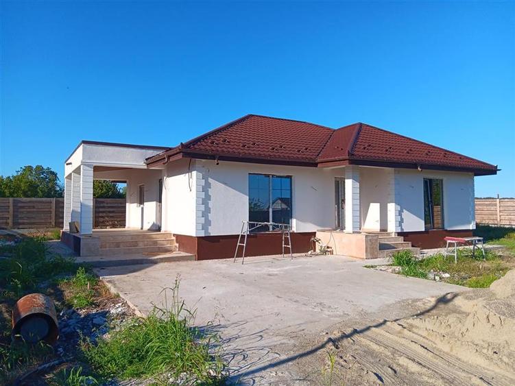 Casă individuală cu 4 camere cu Canalizare în Aroneanu