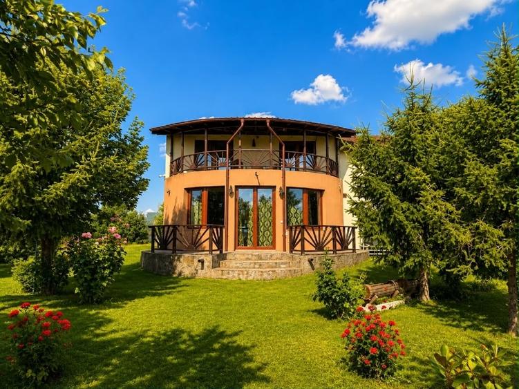 Casă individuală cu 5 camere cu Canalizare în Curcani