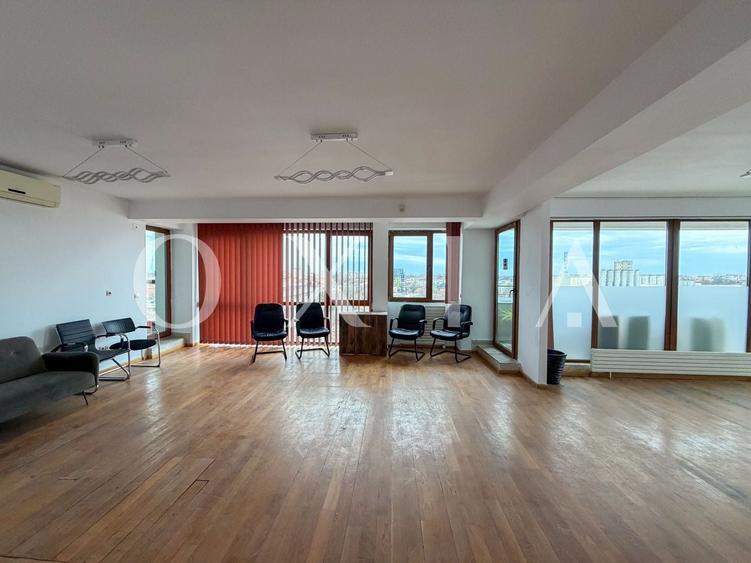 Penthouse cu 5 camere decomandat în Complex Studențesc