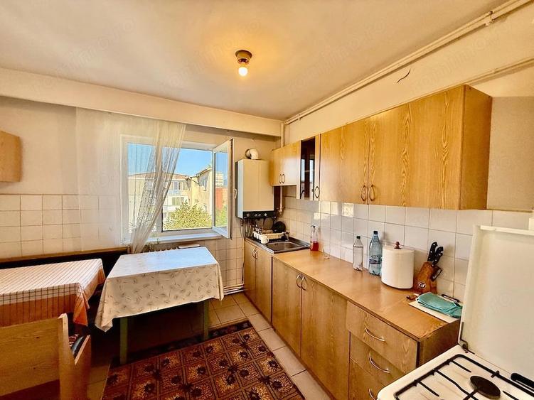 Apartament cu 3 camere semidecomandat în Gojdu