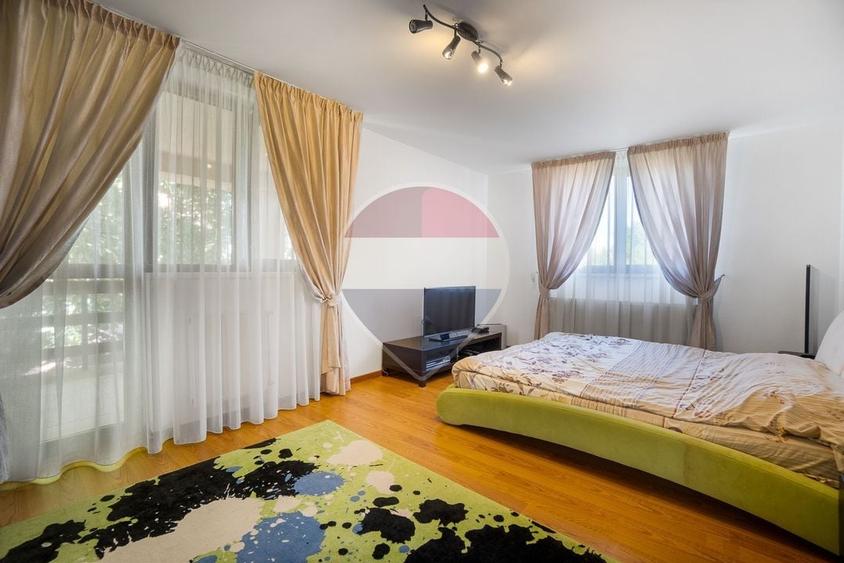 Casă individuală cu 7 camere cu Teren 1167 Mp în Tractorul