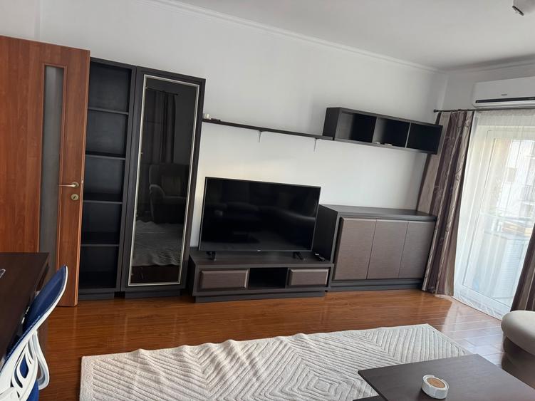 Apartament cu 3 camere decomandat în Păcii