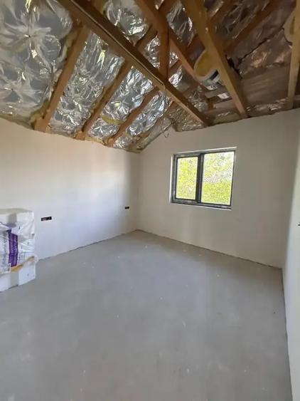 Casă cu 5 camere cu Canalizare în Vest