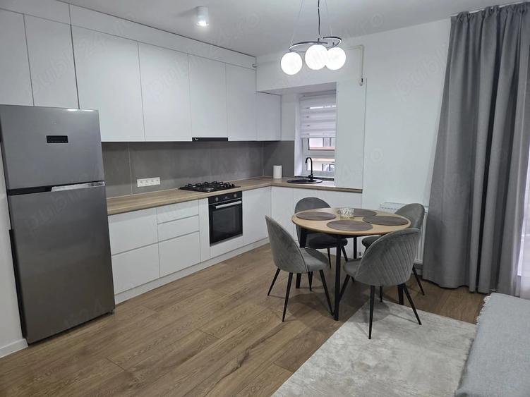 Apartament cu 2 camere decomandat în Tractorul