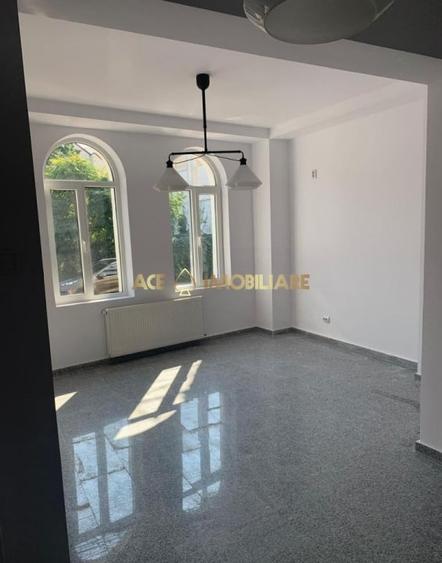Casă individuală cu 9 camere cu Canalizare în Dacia
