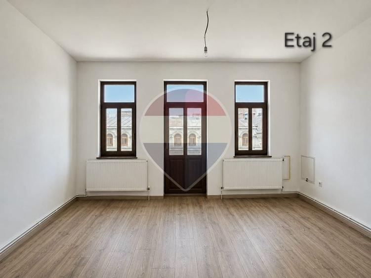 Apartament cu 6 camere semidecomandat în Central