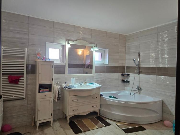 Casă individuală cu 5 camere cu Teren 845 Mp în Central