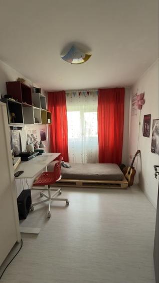Apartament cu 4 camere decomandat în Central