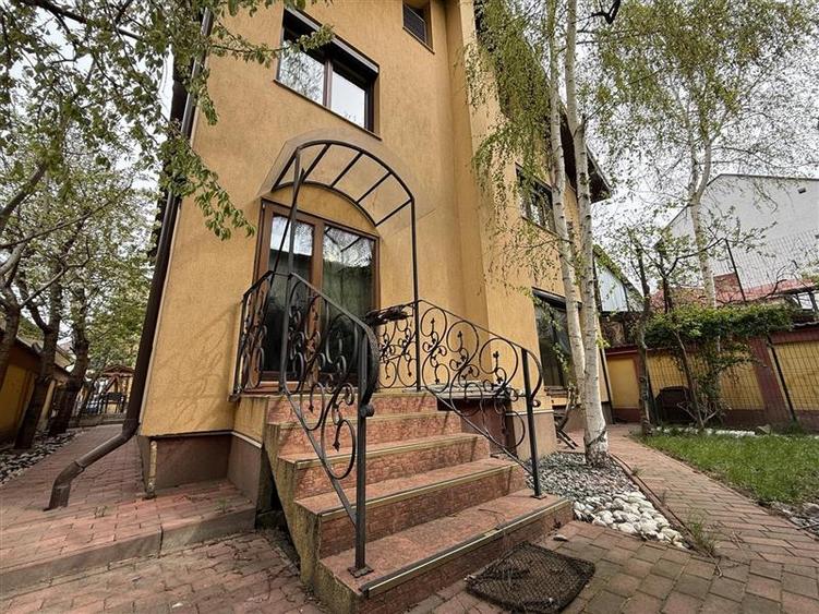 Casă individuală cu 8 camere cu Canalizare în Ultracentral