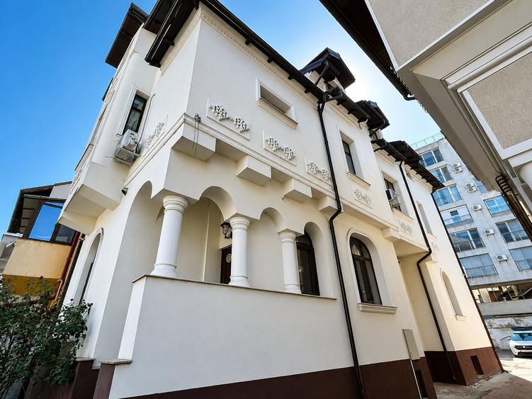 Apartament cu 8 camere, mobilat în Parcul Carol