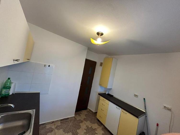 Persoana fizica, inchiriez apartament  2 camere , decomandat 68mp, in Dancu - 11