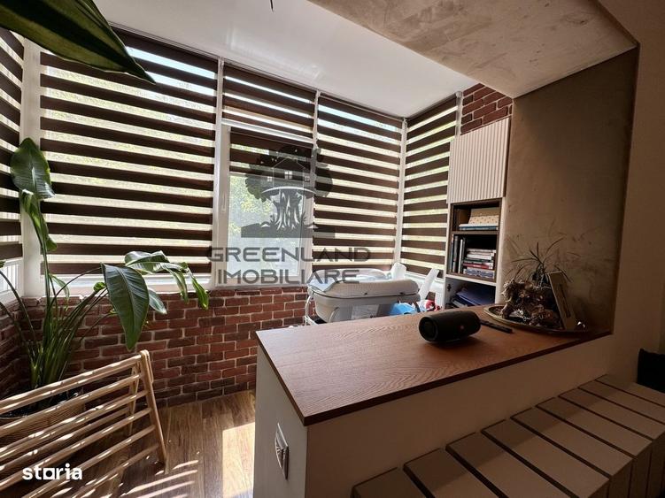 Apartament cu 3 camere semidecomandat în Podu Roș