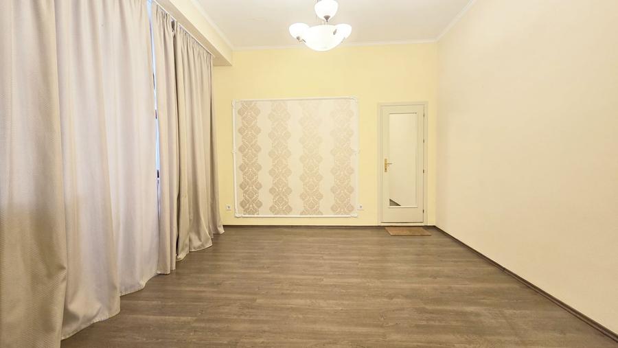 Apartament cu 3 camere semidecomandat în P-ța Unirii