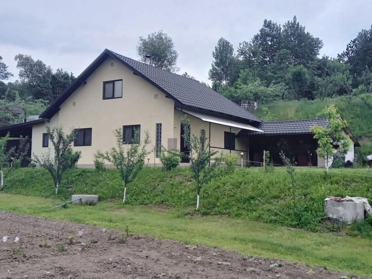 Casă cu 4 camere în Slătioara
