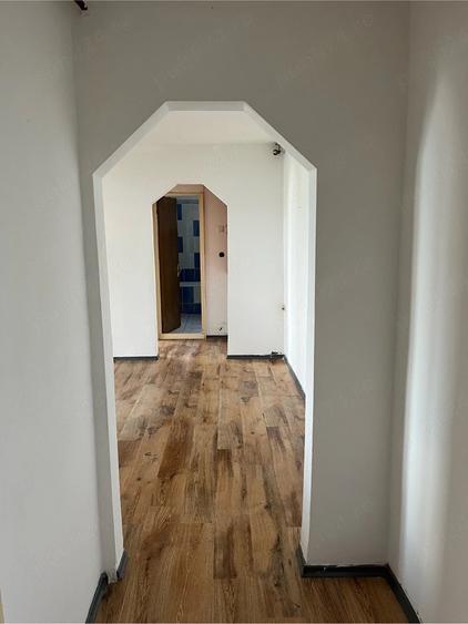 Apartament cu 3 camere semidecomandat în Mioriței