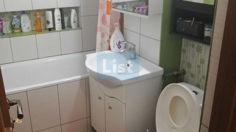 Apartament cu 4 camere semidecomandat, mobilat în Policlinica