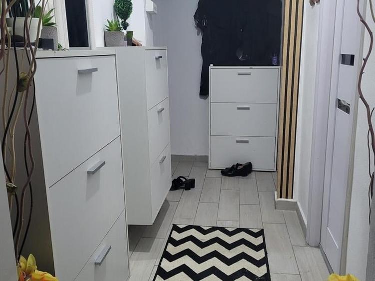 Apartament cu 4 camere semidecomandat, mobilat în Craiovița Nouă