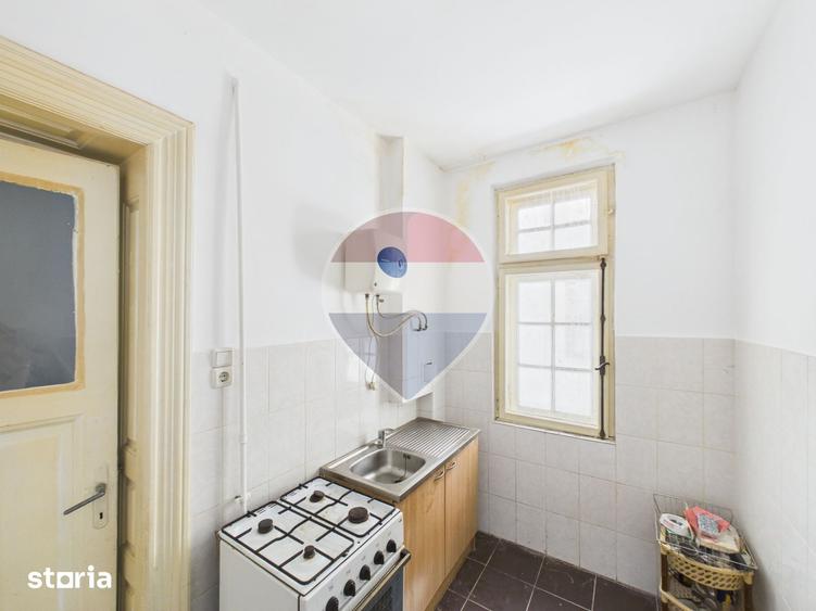 Apartament cu 3 camere semidecomandat în Moșilor